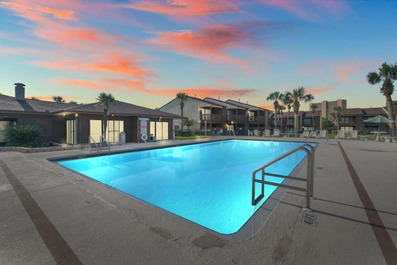 Experience Starlit Nights From Beach Happy'S Balcony Overlooking The Community Pool At Beachwalk Vila Panama City Beach Exterior foto