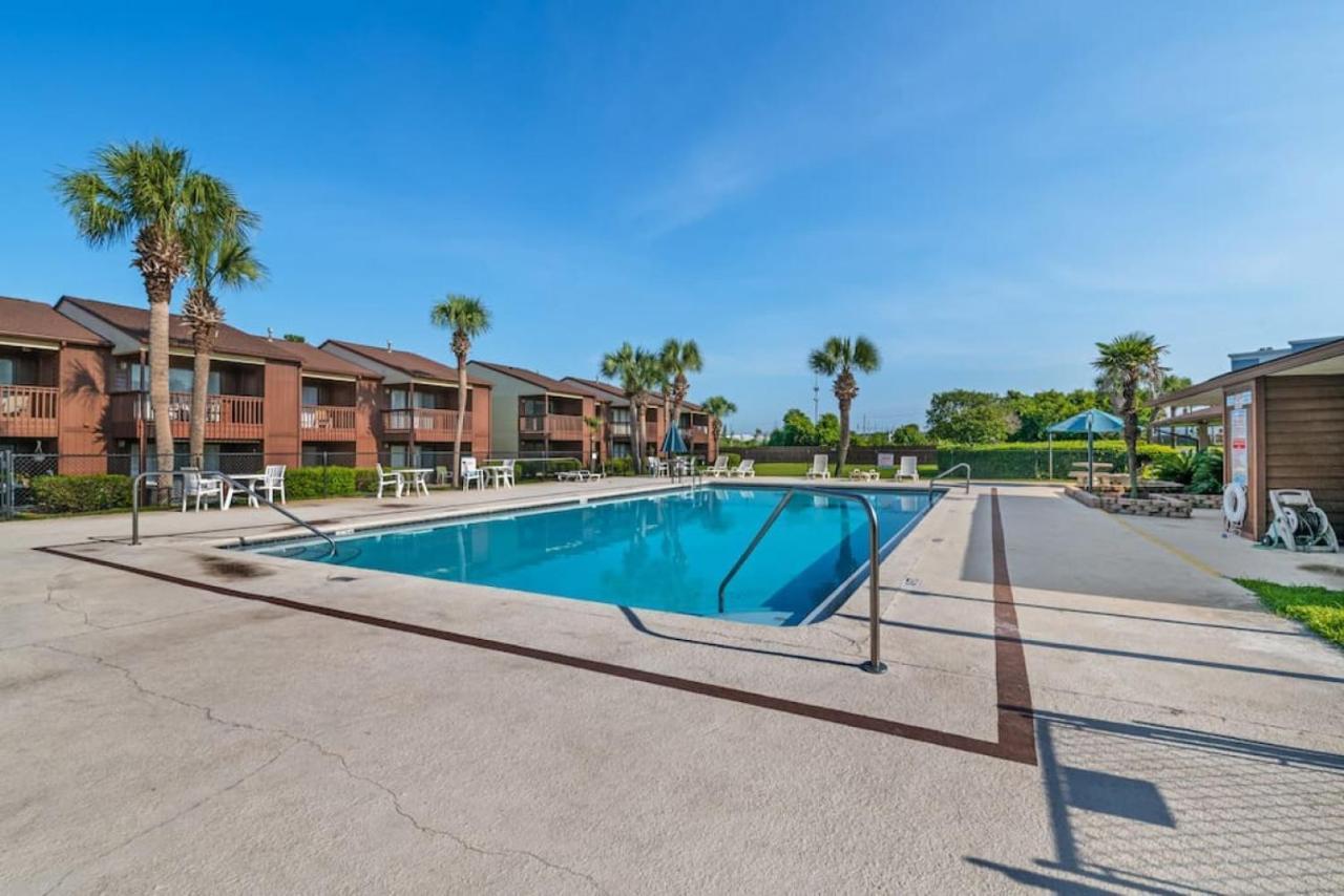 Experience Starlit Nights From Beach Happy'S Balcony Overlooking The Community Pool At Beachwalk Vila Panama City Beach Exterior foto